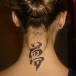 Искусство изображения иероглифов тату на шее